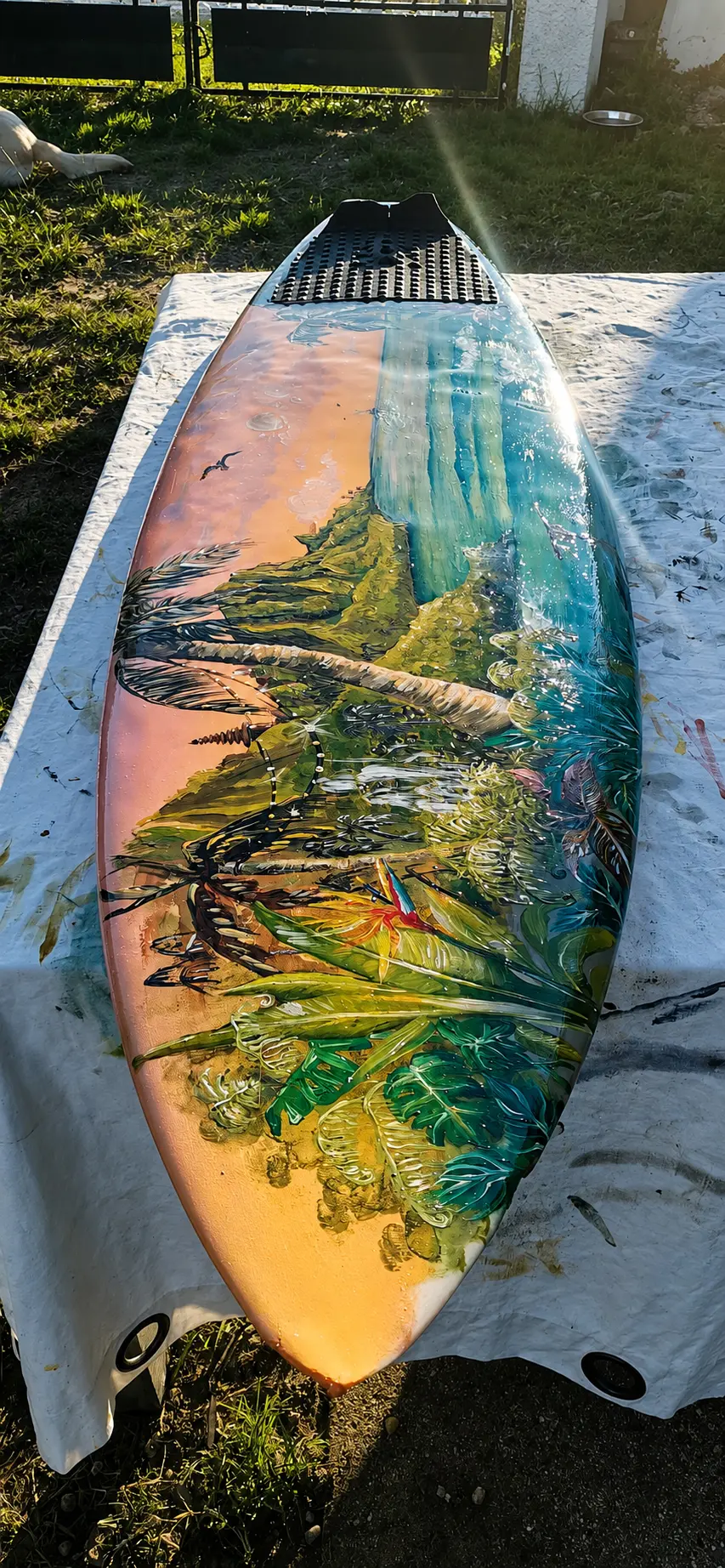 Planche de surf peinte à la main avec un paysage tropical et une plage au coucher du soleil