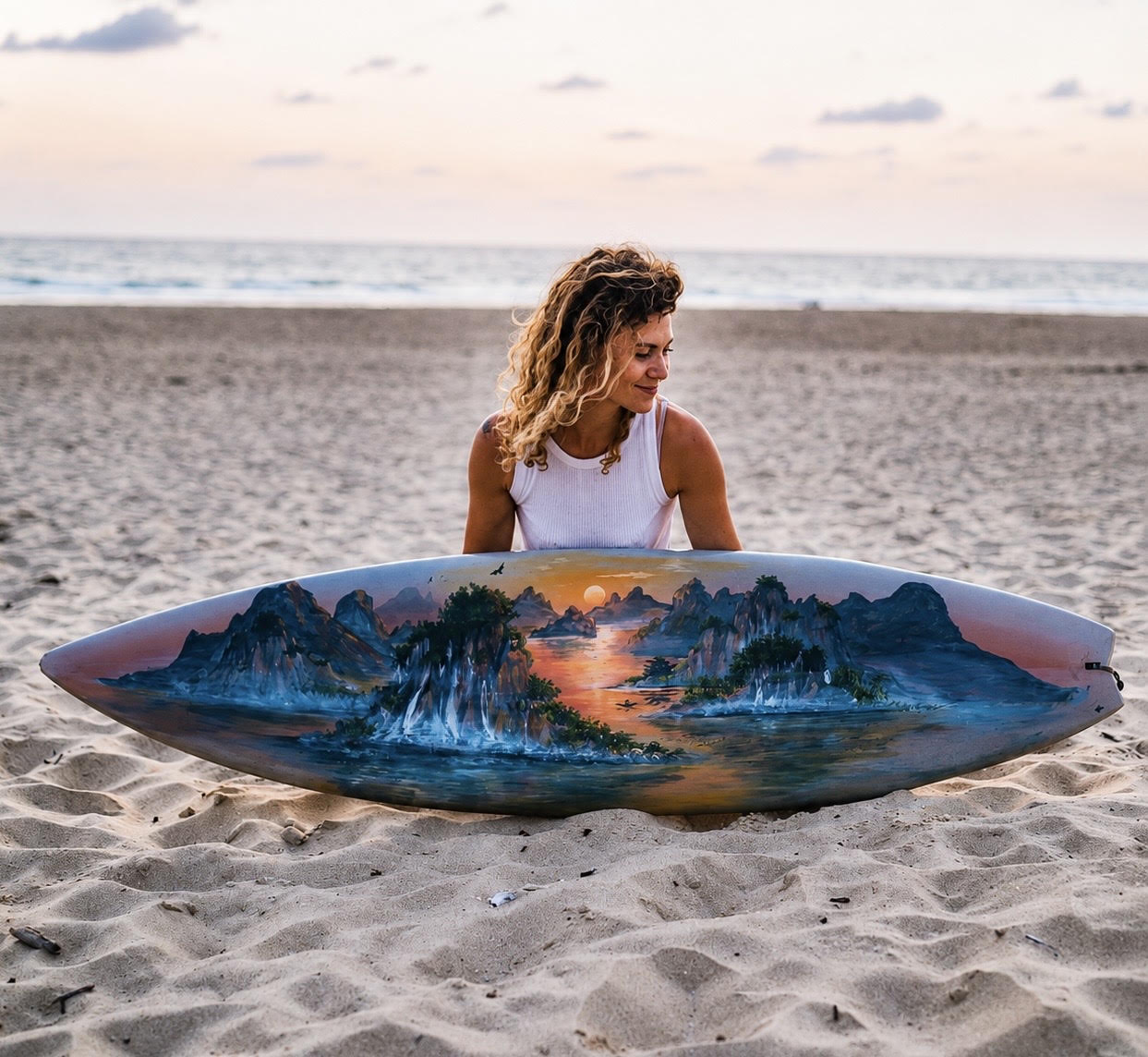 Planche de surf peinte à la main posée sur le sable au coucher du soleil