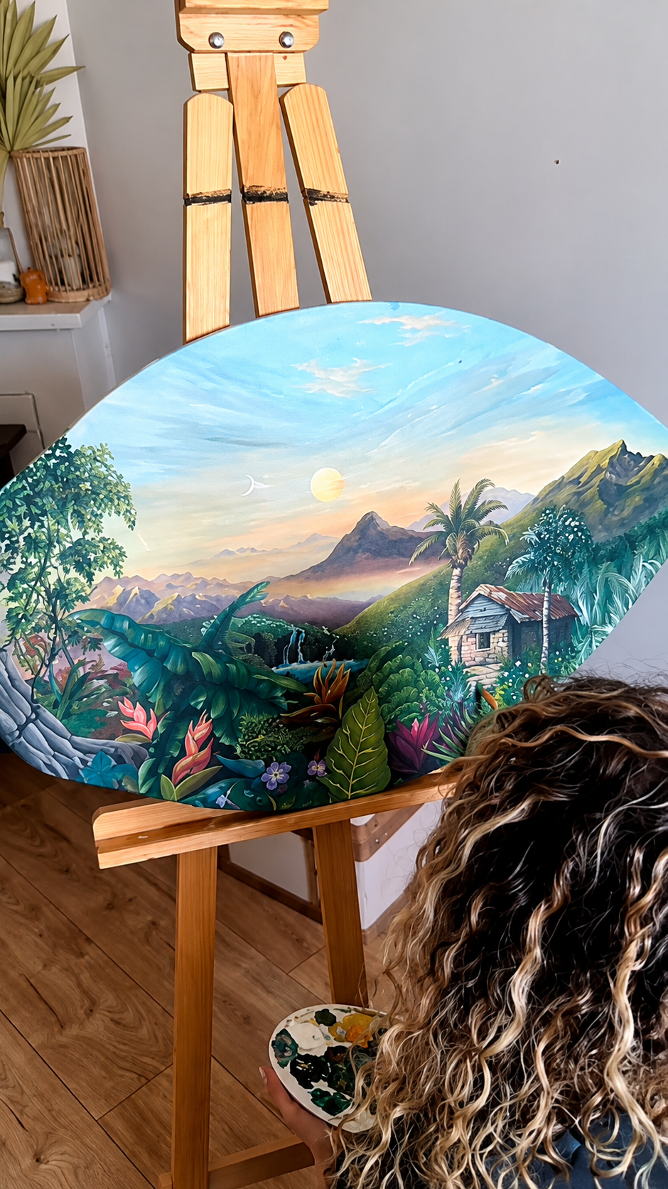 Petite planche ronde peinte à la main avec un paysage tropical, montagnes et végétation luxuriante